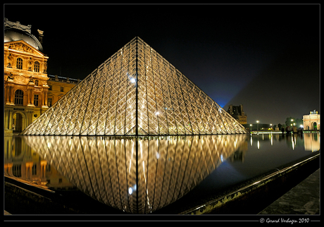 Louvre in de avond