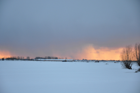 Sneeuwlandschap met dramatische lucht