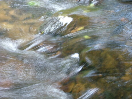 stromend water