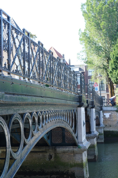 Brugleuning van een mooie oude brug