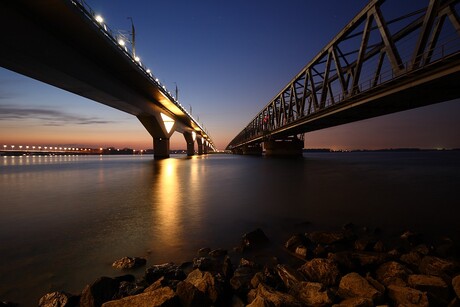 Tussen de Moerdijkbrug