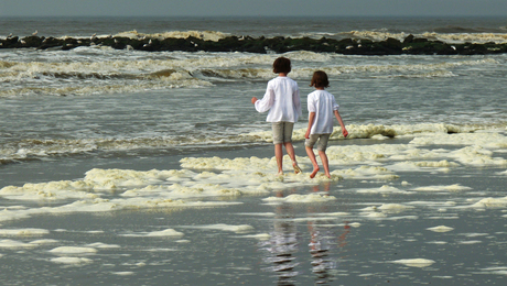 Hollandse witjes in de branding van Scheveningen strand 1