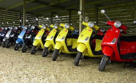 Nieuwe Vespa's op een rij