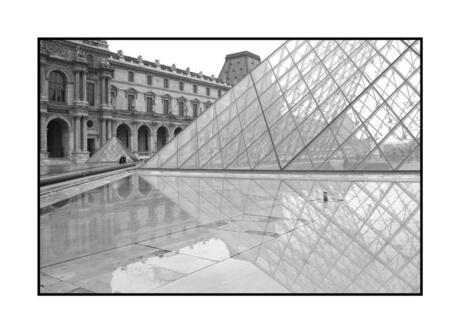 Het Louvre in zwart wit