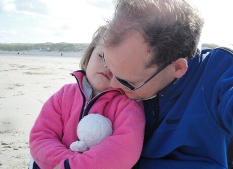 vader en dochter aan het strand