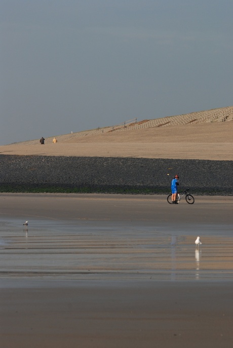 biker op strand