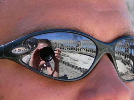 Reflectie van colosseum in zonnebril