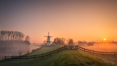 Zonsopkomst bij molen 'de Vlinder'