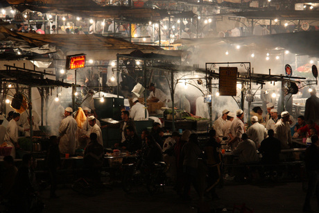Het marktplein Jemaa el Fna in Marrakech (Marokko)