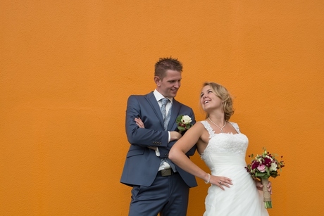 Bruidspaar in het oranje
