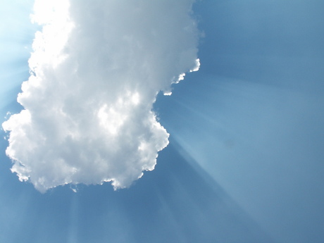 Lichtpuntje achter de zon