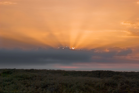 Schiermonnikoog : Zon achter de wolken.