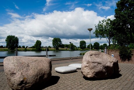 stapelwolk boven de maas