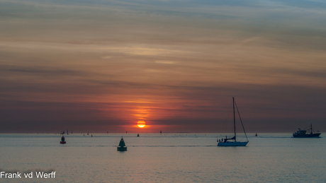 Zonsondergang boven het Wad