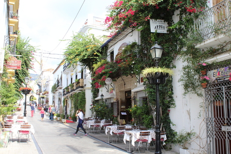 leuk straatje met balkon in Marbella