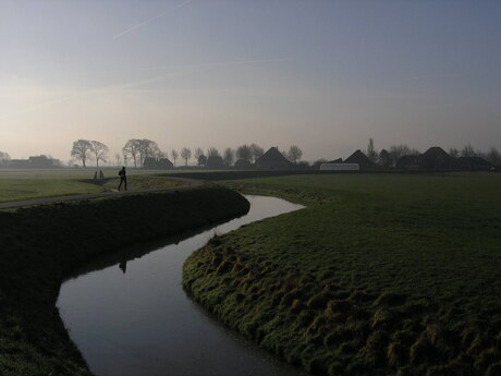 Wandelen op dijkje