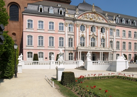 De hoofdingang van het Keurvorstelijk paleis.