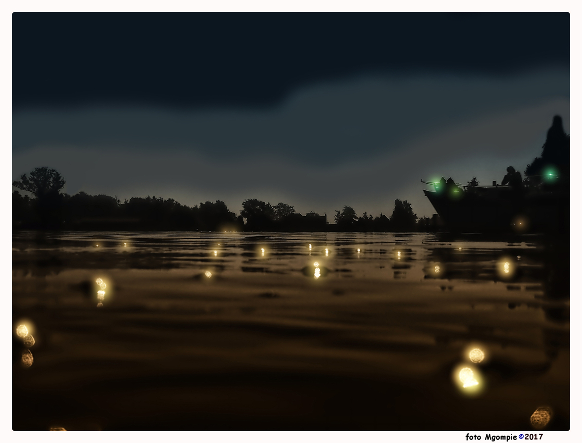 Lazy summernight - De titel zegt alles. Liggend in het water ...

Bedankt voor de reacties op [url=http://zoom.nl/foto/macro/phegea.2888033.html?object=user&object_id - foto door mgompie op 28-11-2017 - deze foto bevat: kleur, avond, zonsondergang, meer, reflecties, mgompie