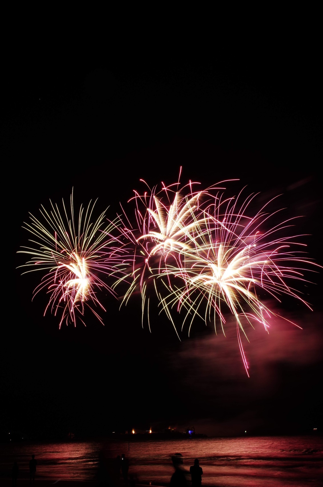 D873E85C-D9F0-42F3-8525-18E3582DB76B - Vuurwerk Scheveningen - foto door Sjaak6820 op 19-08-2018 - deze foto bevat: nachtfotografie