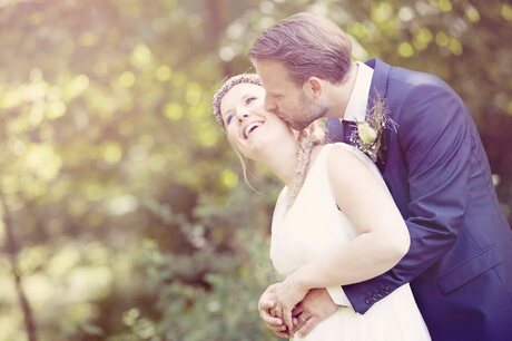 Bruidspaar in de zomerzon