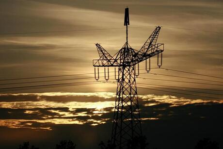 Zons ondergang bij hoogspanning