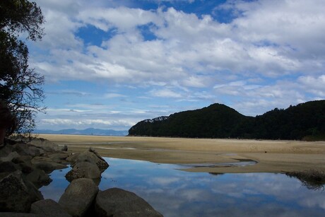 Een verlaten strand in Nieuw-Zeeland