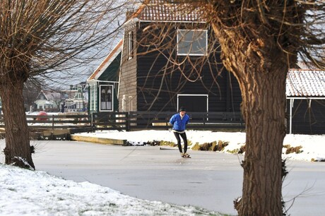 de eenzame schaatser bij de Zaanse Schans