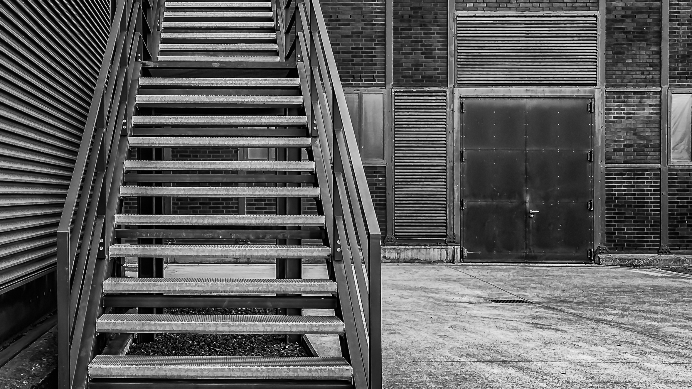 'Where next to go?  - - - foto door Denstracks op 21-08-2023 - locatie: Zeche Zollverein, Gelsenkirchener Straße, Essen, Duitsland - deze foto bevat: zwart, hout, zwart en wit, stijl, lijn, rechthoek, trap, armatuur, parallel, samengesteld materiaal