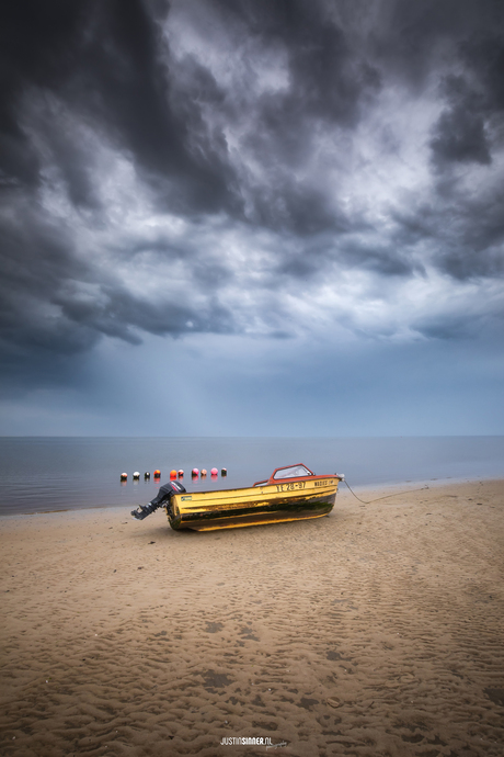 Buien boven de Waddenzee.
