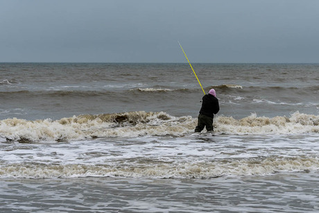 Hij wordt de zee ingetrokken.