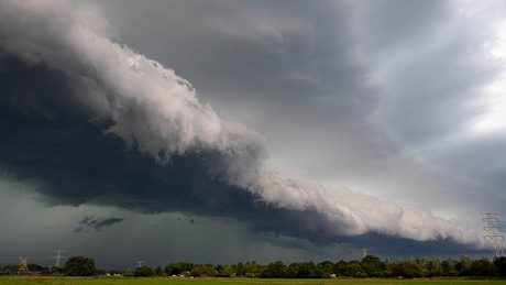 Shelf cloud boven de Betuwe