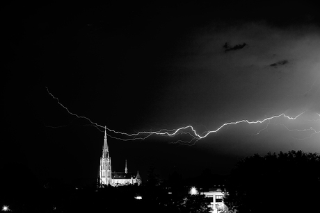 Bliksem boven de Lambertus kerk