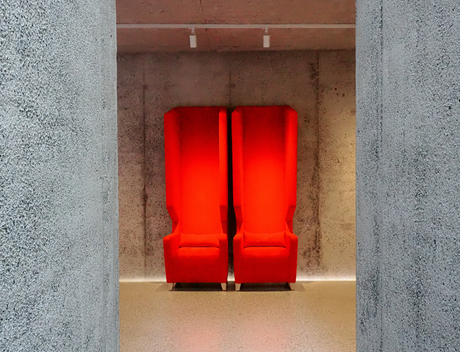 Rode stoelen en beton