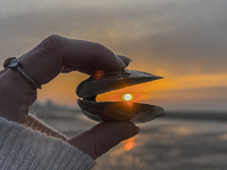 Caching sunsets like pearls  