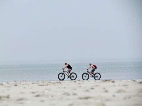 Fietsers op het strand