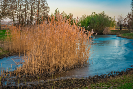 Zon gaat onder in Maurik