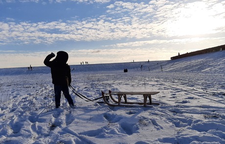Kleine jongen in de sneeuw