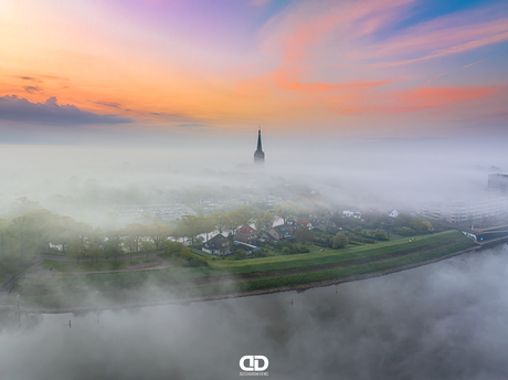 Doesburg bedekt in een prachtige laag mist