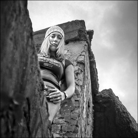Urbex girl zwart wit