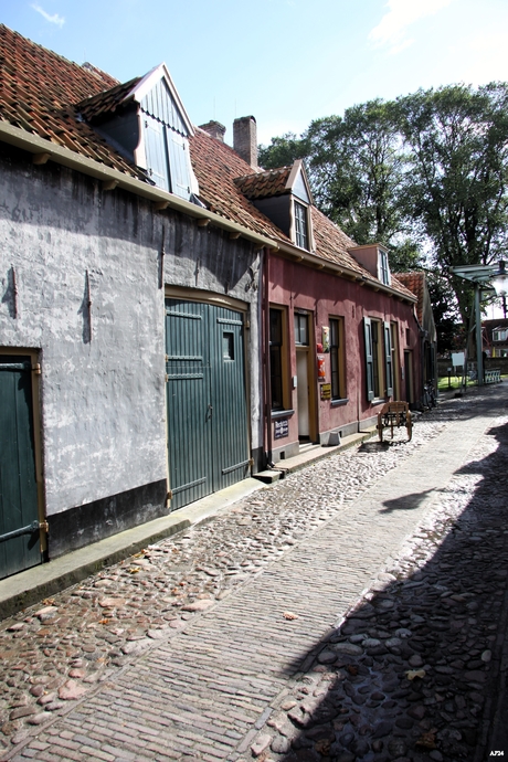 Oud straatje in de felle zon.