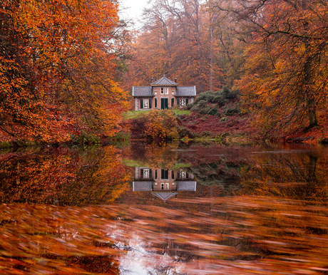 Gouverneurs huisje omringd door de herfst