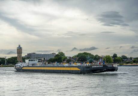 Tanker bij de watertoren