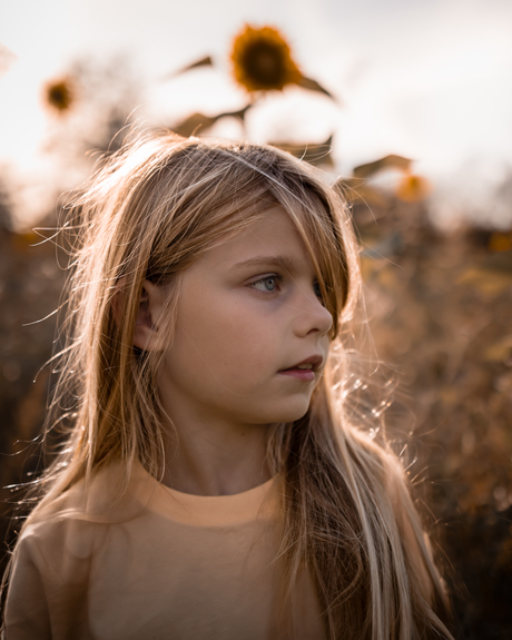 Portret tussen de zonnebloemen