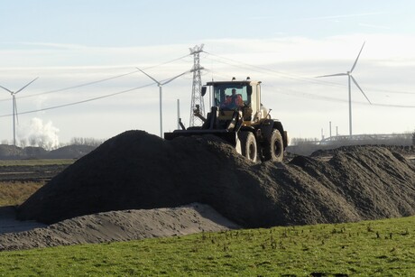 P1300186    Bonnenpolder  Herinrichting  in volle gang  nr4  SHOVEL    op de berg  14 jan 2026  
