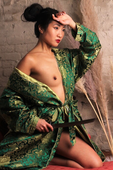 Minh-Ly in kimono met katana