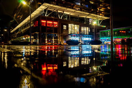 Nachtlicht aan de Kade: Rotterdam in Reflectie