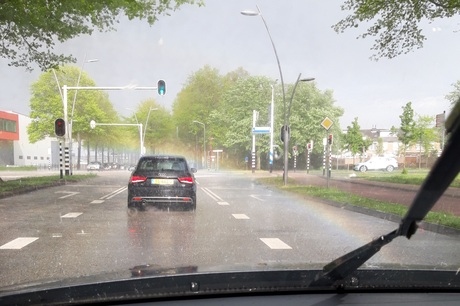 regenboog vlak voor je auto