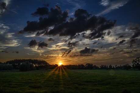 zonsondergang met wolkenlucht