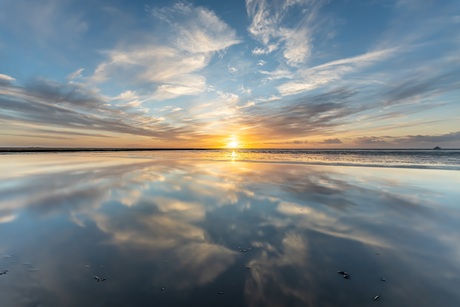 Reflecties bij eb holwerd aan zee