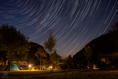 Sterrensporen boven de camping 